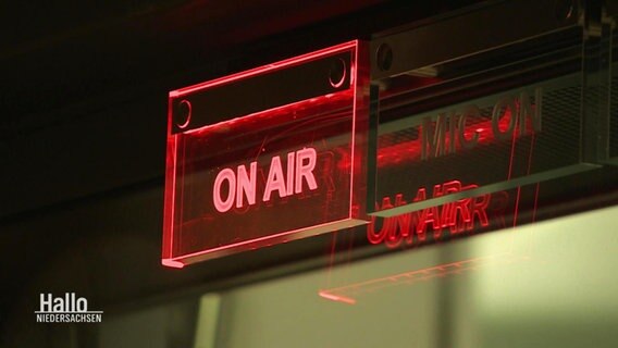 In einem Radiostudio leuchtet das "On Air"-Schild. © Screenshot 