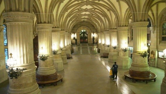Die Hallen des Rathauses bekommen eine Nassreinigung. © Screenshot 