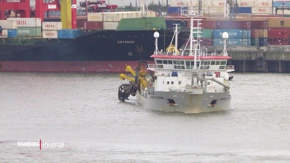 Ein Schiff auf der Elbe trägt Schlick vom Grund ab. © Screenshot 