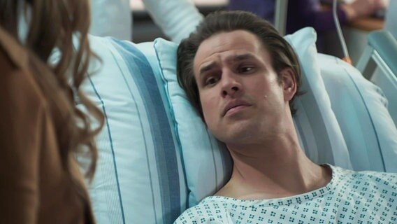 Ein Mann liegt in einem Klinik-Bett. © Screenshot 