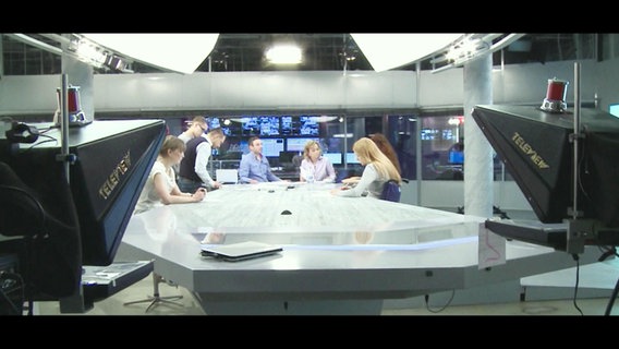 Journalisten im TV Studio © Screenshot 