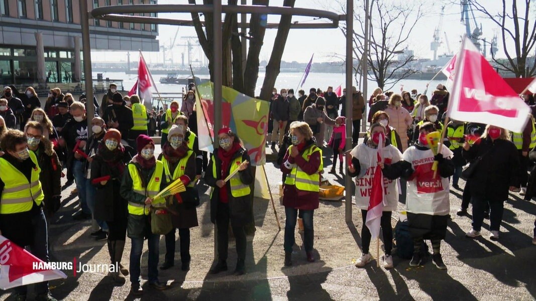 Auf einer Demonstration in Hamburg fordern Kita-Beschäftigte und Pflegerinnen bessere Arbeitsbedingungen