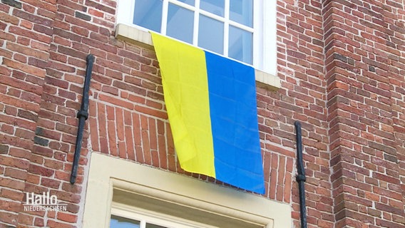 An der Fassade des Amtsgericht Leer hängt die ukrainische Flagge. © Screenshot 
