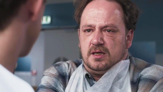 Ein Mann mit Bart schaut besorgt © Screenshot 