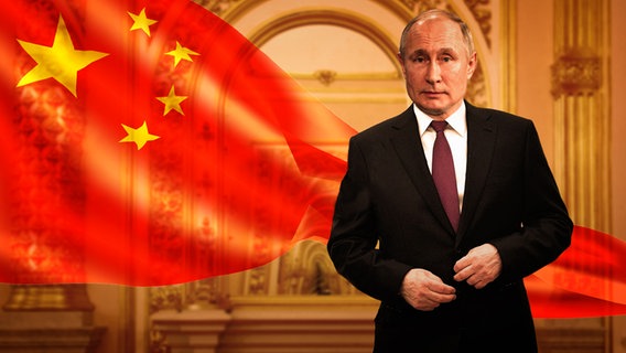 Putin vor einer chinesischen Flagge.  