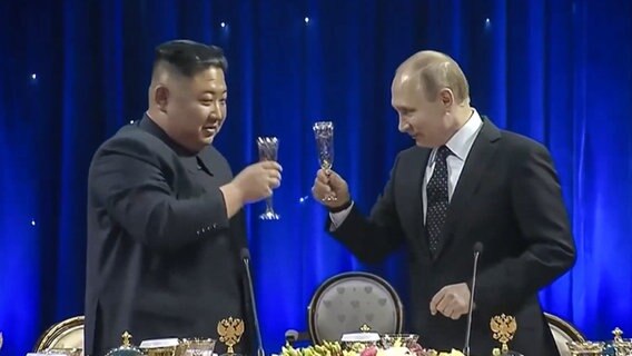 Nordkoreas Staatsführer Kim Jong-Un und Russlands Präsident Wladimir Putin stoßen an.  