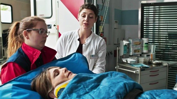 Architektin Britta Stadler (Nicole Marischka) wird im Beisein von Dr. Theresa Koshka (Katharina Nesytowa) in die Klinik eingeliefert. © Screenshot 