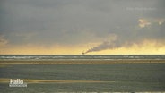 Vom Borkumer Strand aus ist eine Erdgas-Versuchsplattform am Horizont zu sehen © Stadt Borkum 