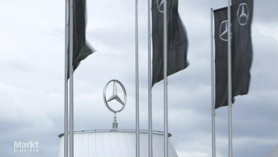 Ein großer Mercedes-Stern auf einem Autohaus. © Screenshot 