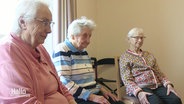 Drei ältere Frauen in einem Pflegeheim. © Screenshot 