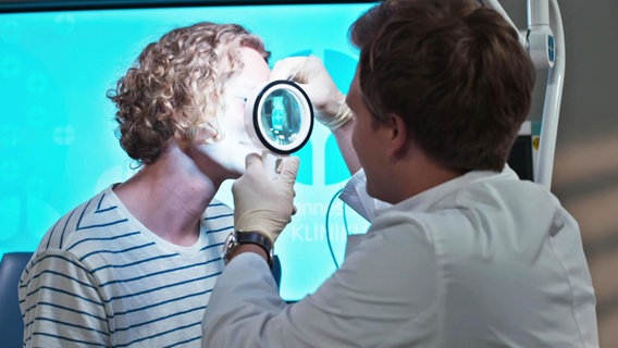 Assistenzarzt Mikko Rantala entdeckt unter Fietes blauem Auge einen kleinen Metallsplitter. © Screenshot 