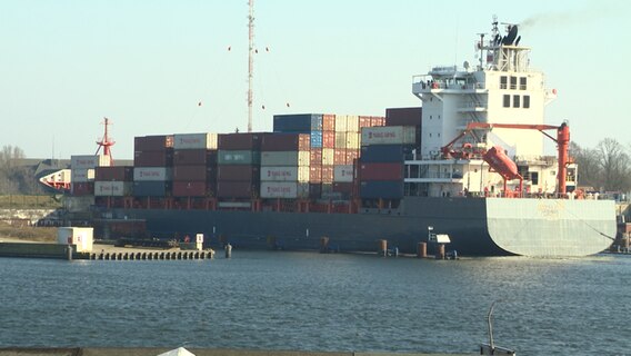 Ein Containerschiff auf dem Nord-Ostsee-Kanal © Screenshot 