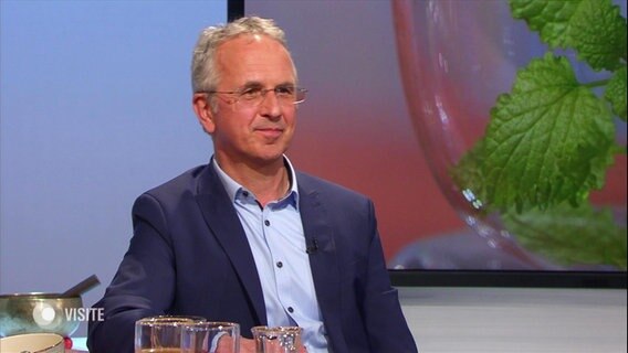 Vera Cordes speaks with a natural doctor Prof.  Andreas Michalsen.  © screenshot 