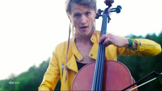 Sängerin Ronja Maltzahn mit einem Cello © Screenshot 