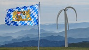 Bayerns Wappen, daneben ein Windrad mit hängenden Rotoren © Screenshot 