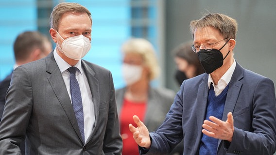Christian Lindner und Karl Lauterbach mit Masken. © Screenshot 