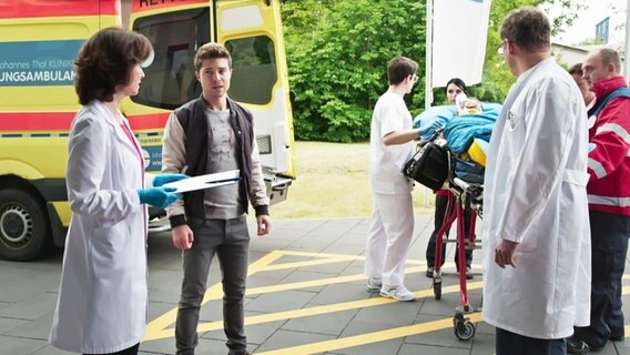 Krankenwagen wird an der Ambulanz in Empfang genommen. © Screenshot 