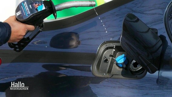 Ein Auto wird betankt. © Screenshot 