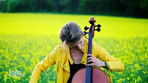 Ronja Maltzahn mit ihrem Cello. © Screenshot 
