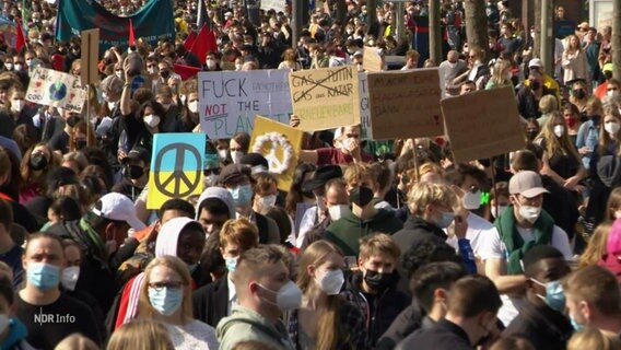 Demonstranten bei einer Demo. © Screenshot 