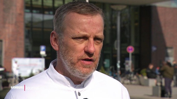 UKE-Intensivmediziner Stefan Kluge im Interview. © Screenshot 