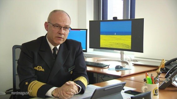 Der Marine-Inspekteur Kaack an seinem Schreibtisch. © Screenshot 