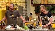 Matthias und Sonja Harzheim stehen an der Küchenzeile. © Screenshot 