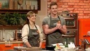 Lidia und Marvin März stehen am Küchenblock. © Screenshot 