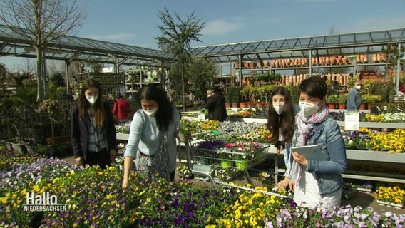 Kundinnen in einem Gartencenter © Screenshot 