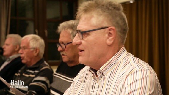Mitglieder eines Shanty-Chors bei der Probe © Screenshot 