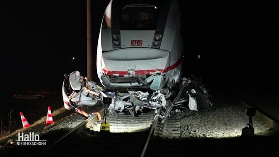 Ein Auto liegt zerstört unter einem ICE © Screenshot 