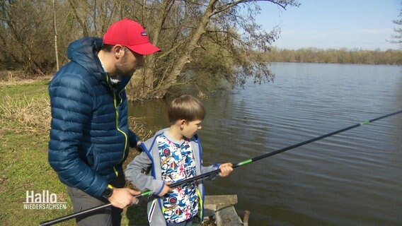 Andriy Yatsenko hilft einem aus der Ukraine geflüchteten Jungen beim angeln © Screenshot 