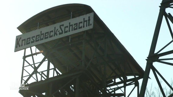 Ein Schild mit der Aufschrift: "Knesebeck Schacht" © Screenshot 