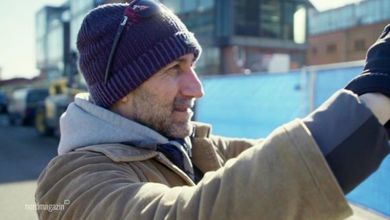 Miro Germanotta schaut sich Abrissarbeiten am Rostocker Hafen an. © Screenshot 