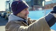 Miro Germanotta schaut sich Abrissarbeiten am Rostocker Hafen an. © Screenshot 