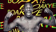 Boxer Kevin Boakye-Schumann posiert mit seinen muskulösen Oberarmen. © Screenshot 