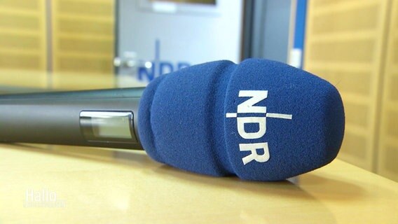 Ein Mikrofon, bedrukt mit dem Logo des NDR © Screenshot 