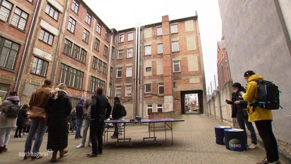 Mehrere Menschen stehen auf dem Hof des Kreativquartiers in Schwerin. © Screenshot 