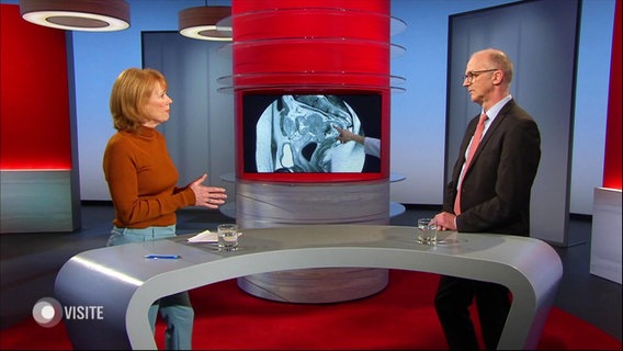 Moderatorin Vera Cordes im Interview mit Prof. Torsten Kucharzik, Gastroenterologe aus dem Städtischen Klinikum Lüneburg. © Screenshot 