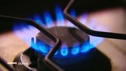 Eine blaue Flamme brennt aus einem Gasherd © Screenshot 