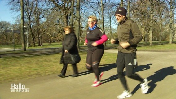 Eine Joggerin und ein Jogger in Bewegung. © Screenshot 