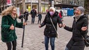 Reporterin Katja Kreml mit Passanten bei einer Schrei-Therapie. © Screenshot 