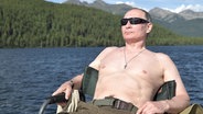 Russlands Präsident Wladimir Putin, Oberkörper frei, mit Sonnenbrille. © Screenshot 