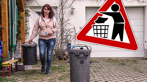 Eine Frau vor Mülltonnen. © Screenshot 