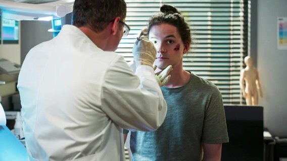 Ein Arzt untersucht die Augen eine Patienten. © Screenshot 
