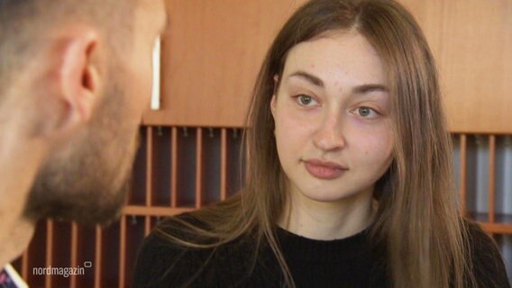 Eine junge Frau im Gespräch. © Screenshot 
