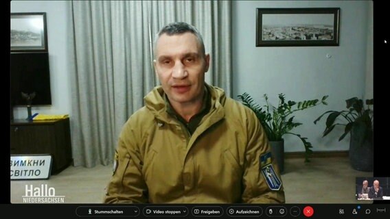 Der sprechende Vitali Klitschko ist auf einer Leinwand zu sehen. © Screenshot 