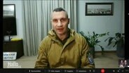 Der sprechende Vitali Klitschko ist auf einer Leinwand zu sehen. © Screenshot 
