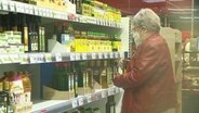 Eine Dame vor einem Regal mit Lebensmitteln. © Screenshot 