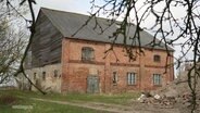 Ein altes, nicht renoviertes  Haus auf dem Land. © Screenshot 